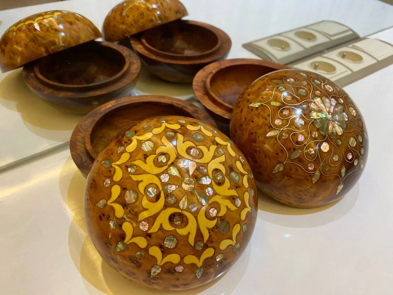Handcrafted Round Thuya Wood - AtlasMuseCrafts