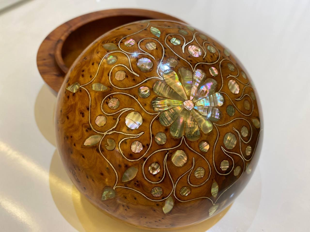 Handcrafted Round Thuya Wood - AtlasMuseCrafts