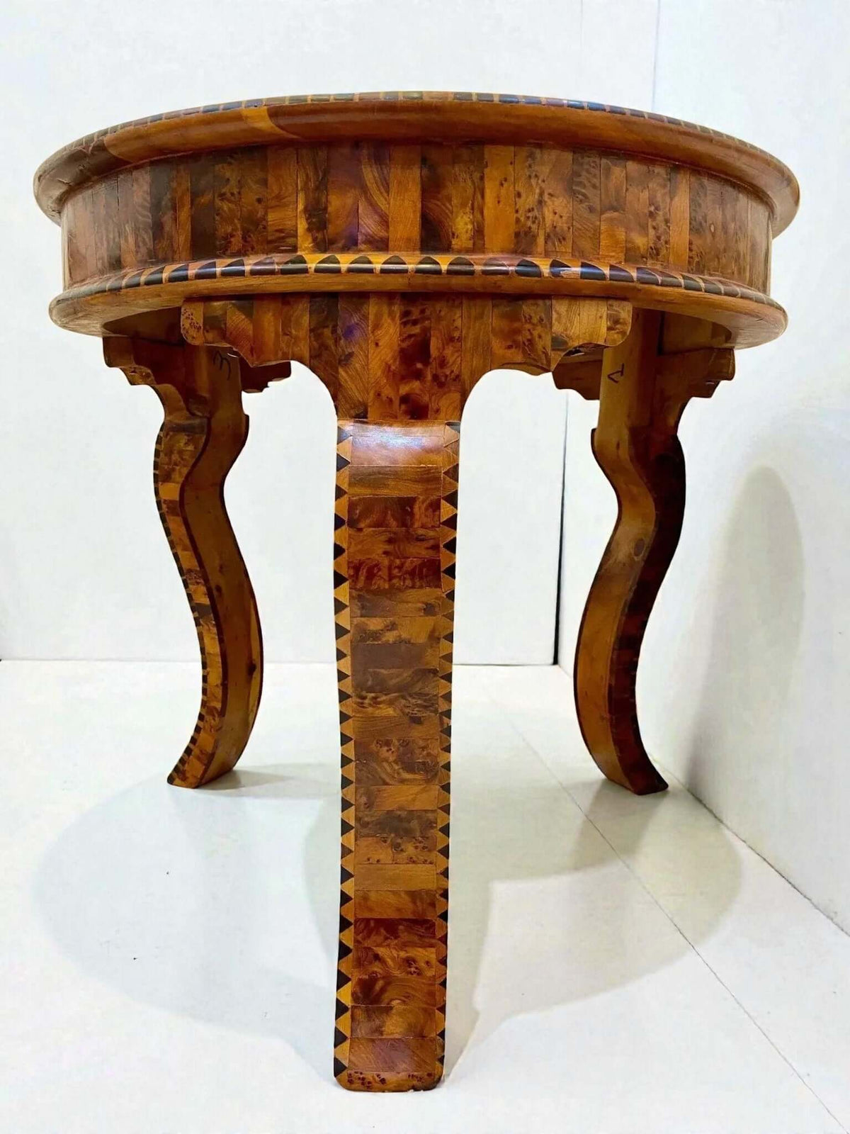 Handmade inlaid coffee table with Moroccan Thuya grain and detail