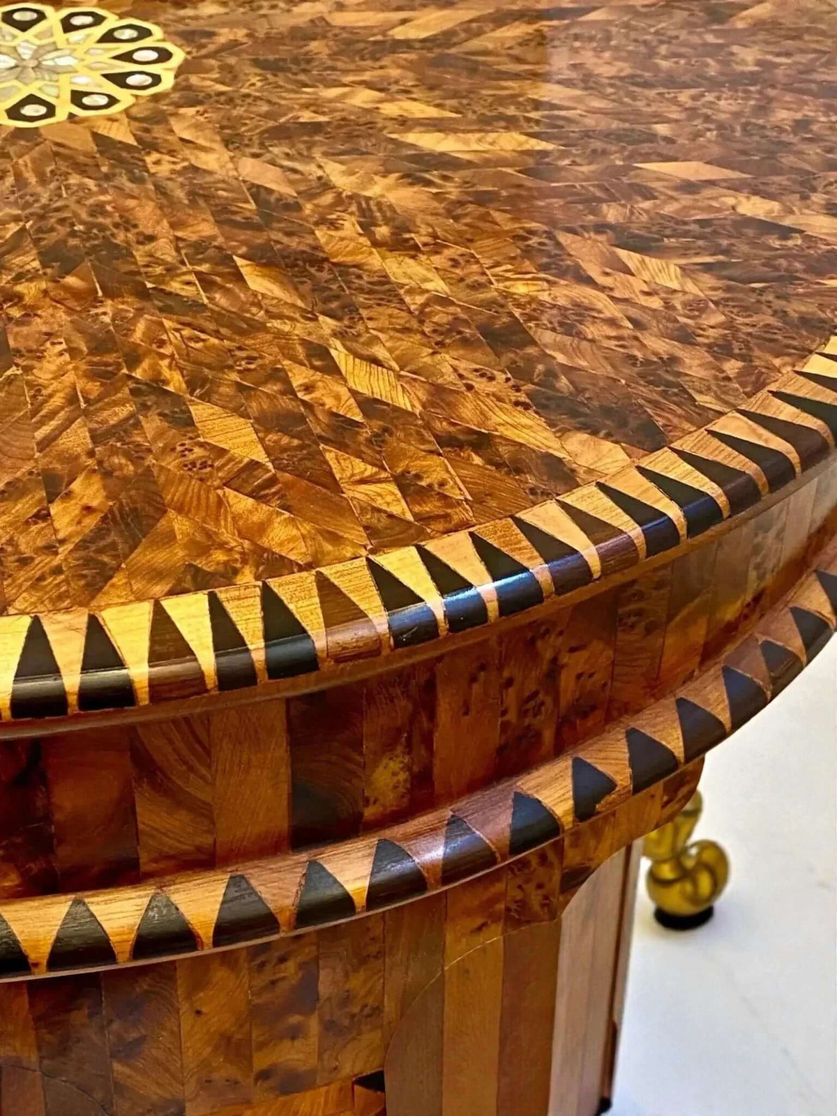 Inlaid Thuya wood coffee table with geometric pattern and natural grain