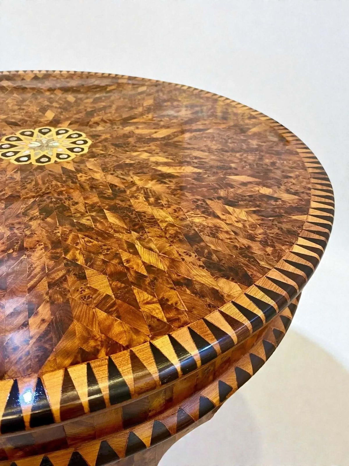 Inlaid coffee table with geometric Thuya wood pattern and floral motif