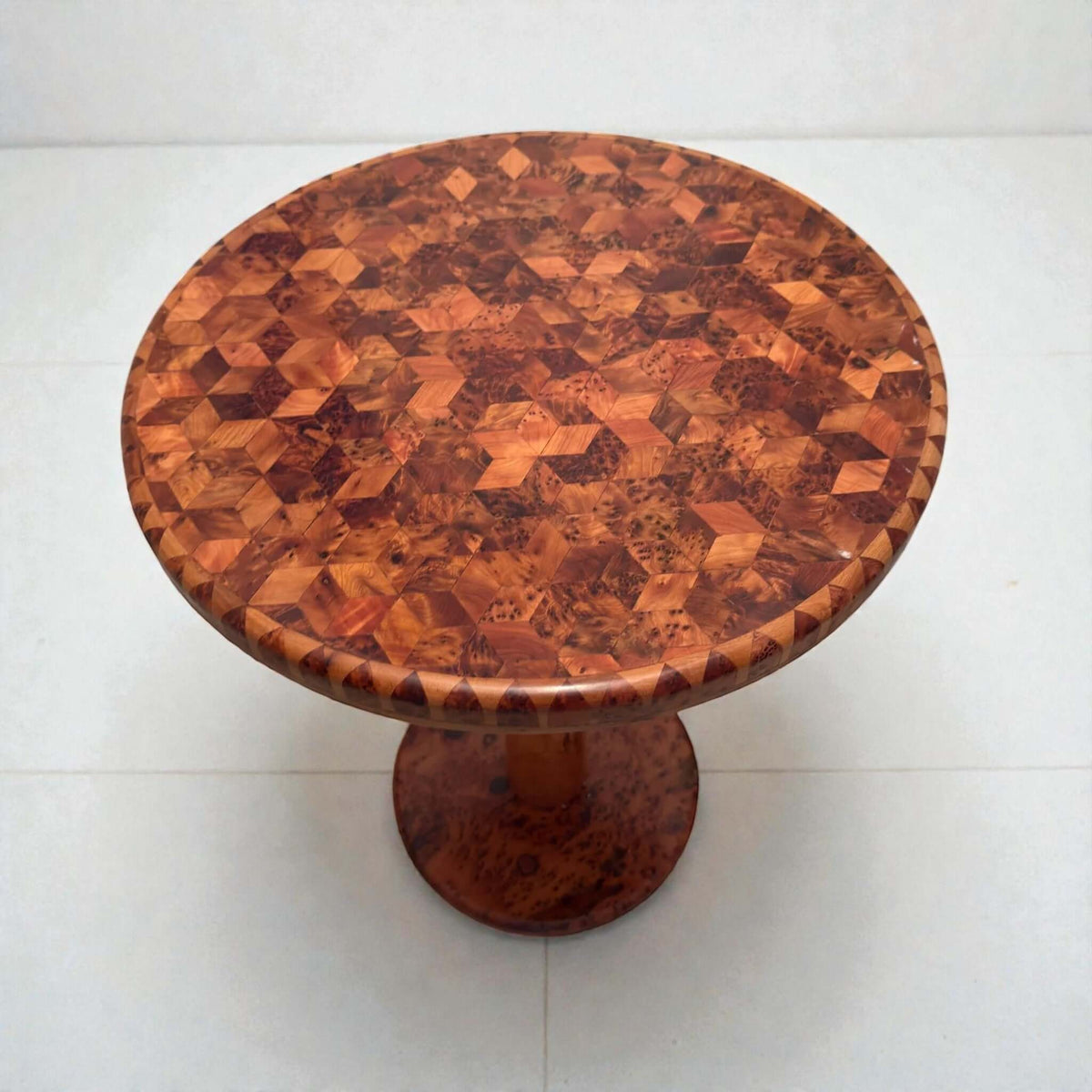 Round coffee table in solid wood with geometric inlay and pedestal base