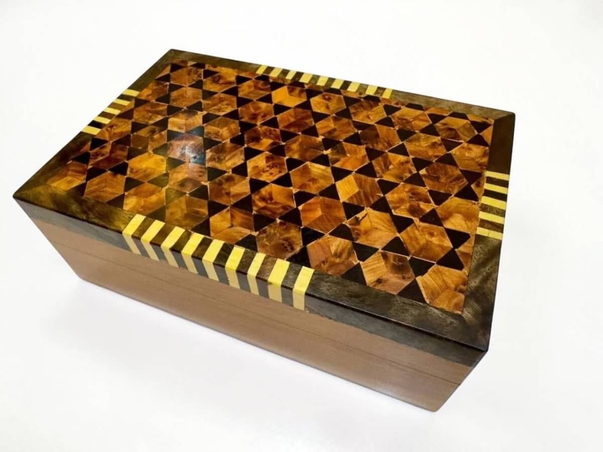Burl Wood Jewelry Organizer – Moroccan Thuya Jewelry Box with geometric design and handcrafted detail.
