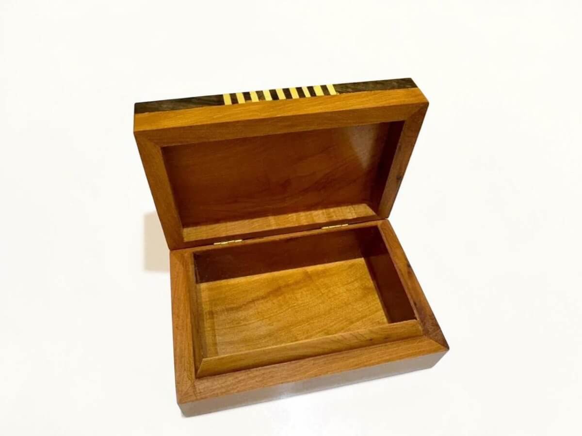 Handcrafted burl wood jewelry organizer – Moroccan Thuya Jewelry Box, featuring elegant interior for jewelry and keepsakes.