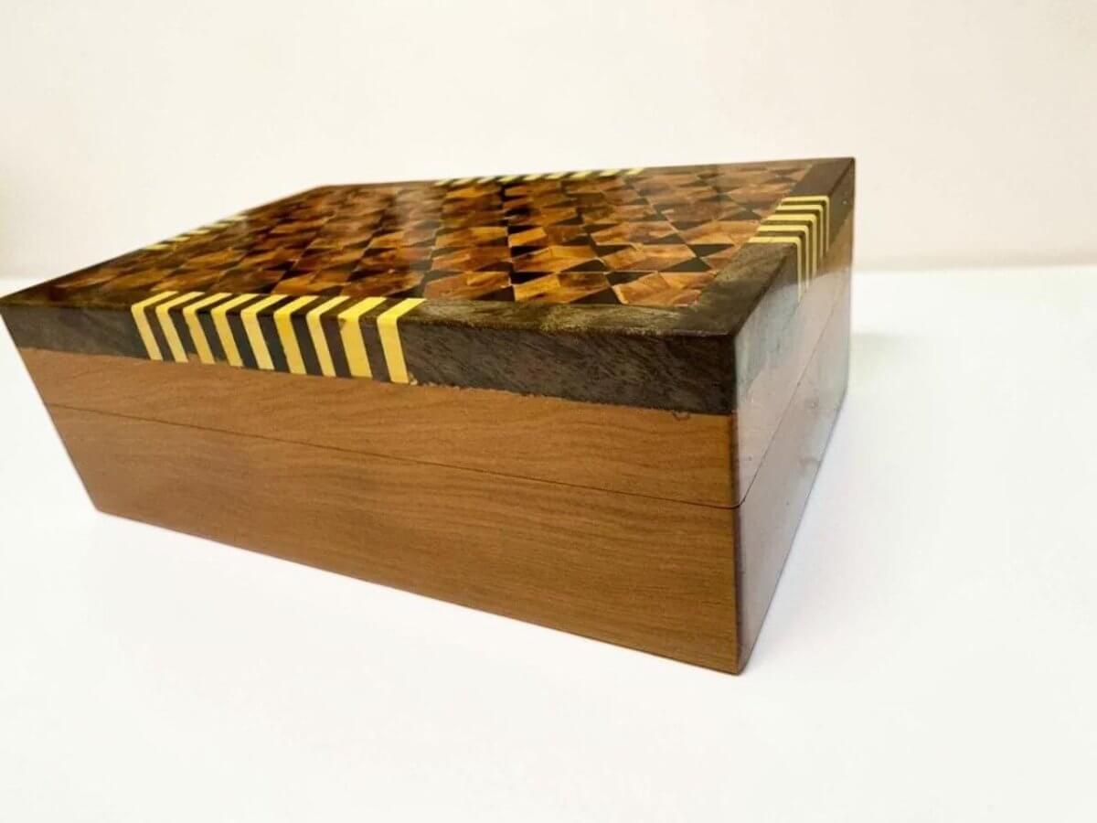 Burl Wood Jewelry Organizer – Moroccan Thuya Jewelry Box featuring unique geometric designs in Thuya burl wood craftsmanship.