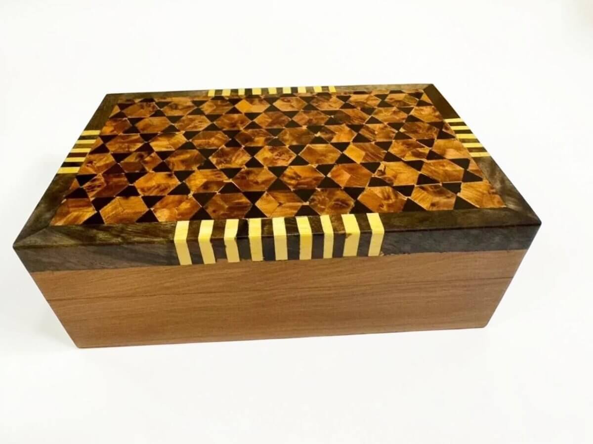 Burl Wood Jewelry Organizer – Moroccan Thuya Jewelry Box with intricate patterned lid and handmade craftsmanship.