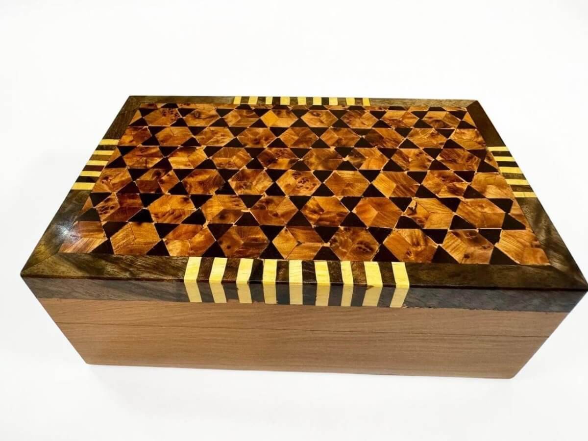 Burl Wood Jewelry Organizer – Moroccan Thuya Jewelry Box with intricate geometric pattern and handcrafted details.