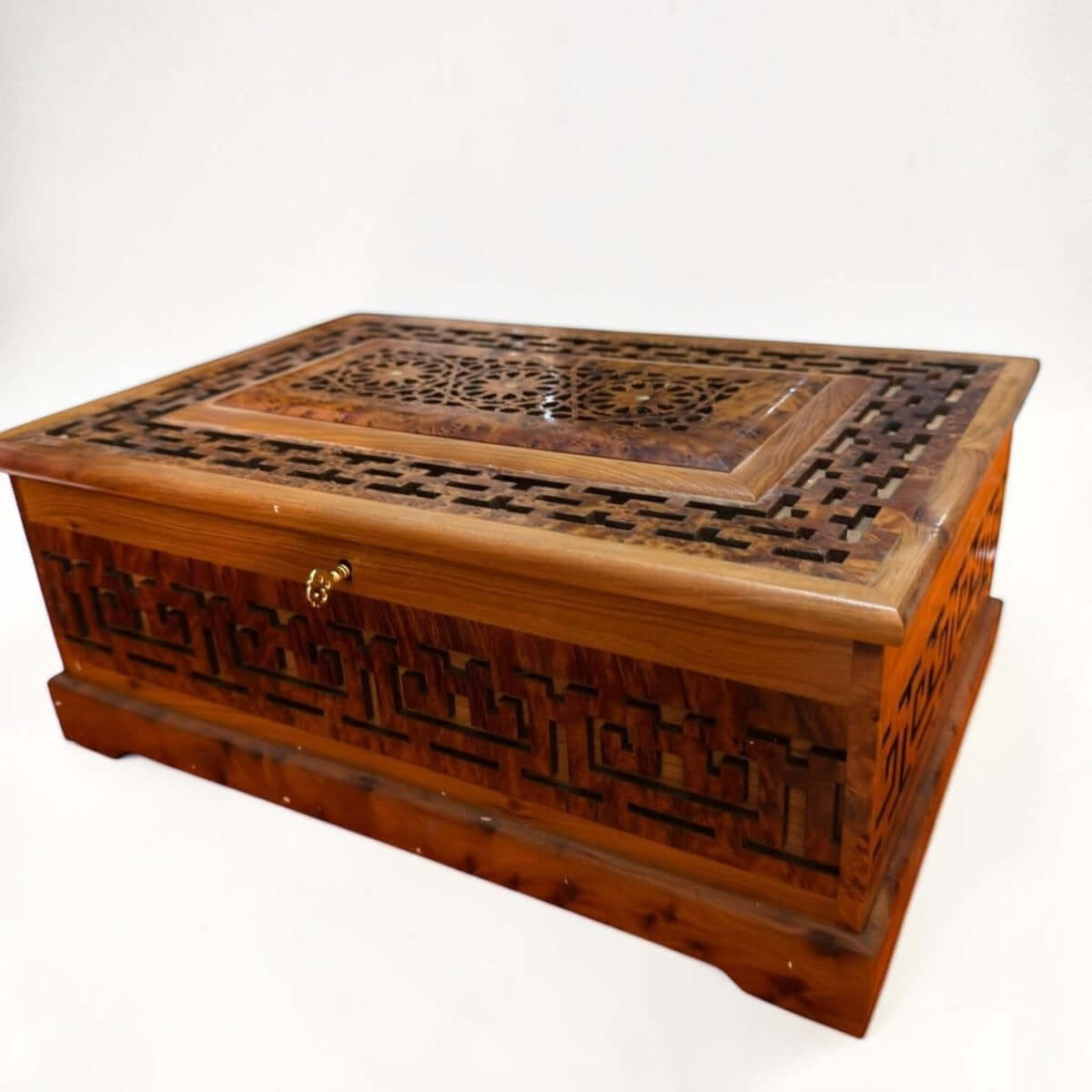 Handmade Wooden Jewelry Box – Moroccan Thuya Burl Wood Box featuring intricate carvings and polished finish.