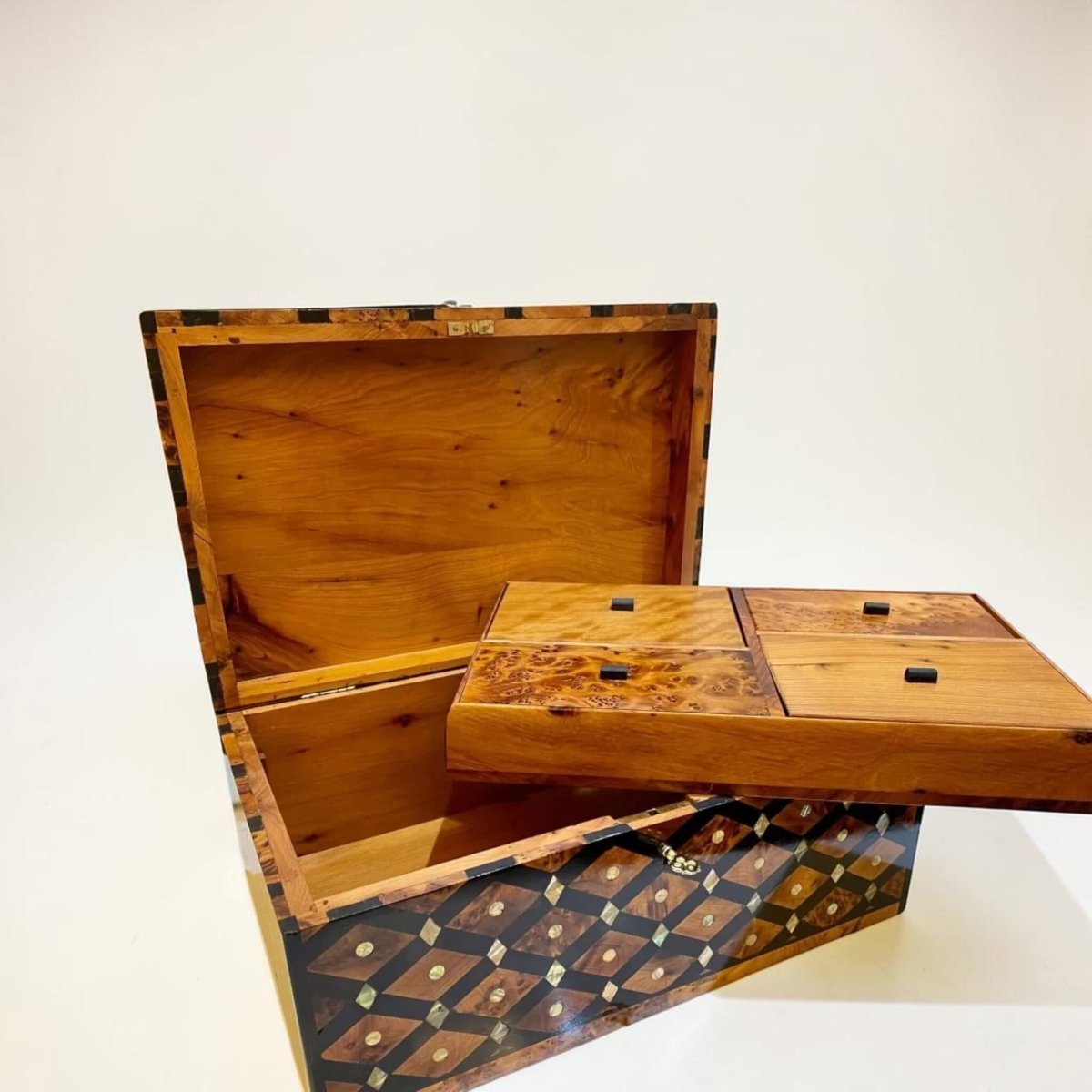 Decorative lockable jewelry box with diamond pattern and Thuya burl wood finish