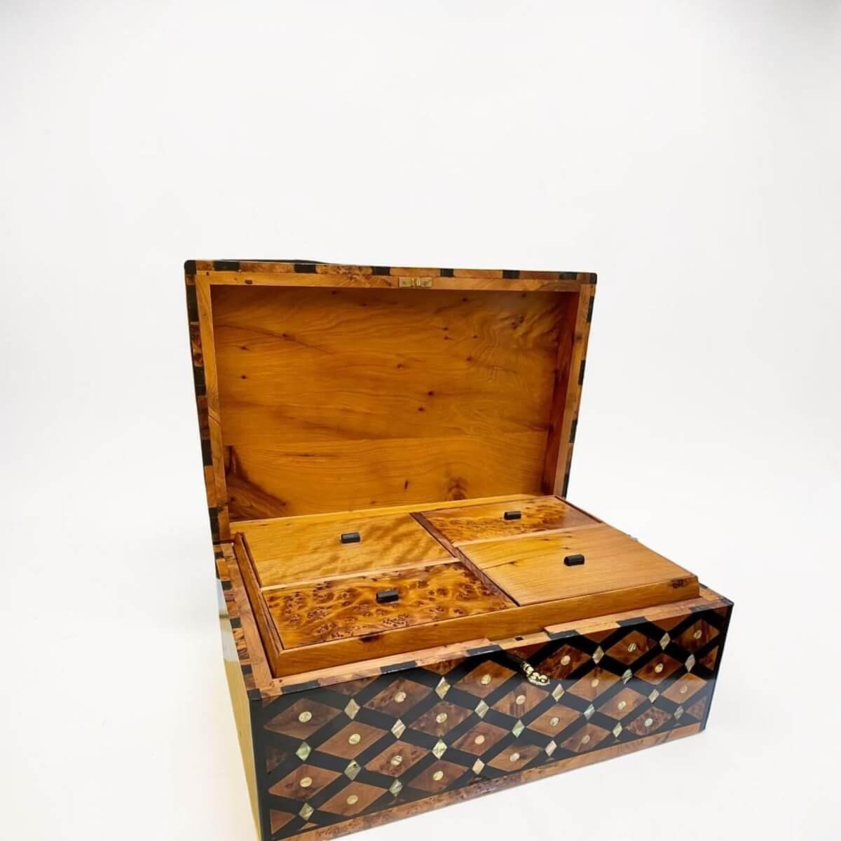 Lockable Moroccan Thuya Box with intricate patterns, showcasing handcrafted Moroccan Thuya burl wood craftsmanship.