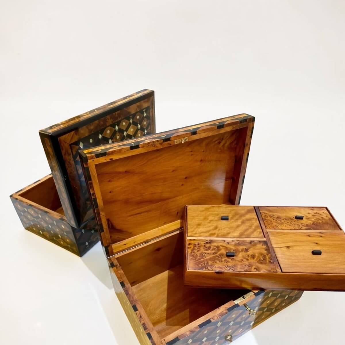 Jewelry Box Organizer with Key – Lockable Moroccan Thuya Box made from handcrafted Thuya burl wood with intricate designs.