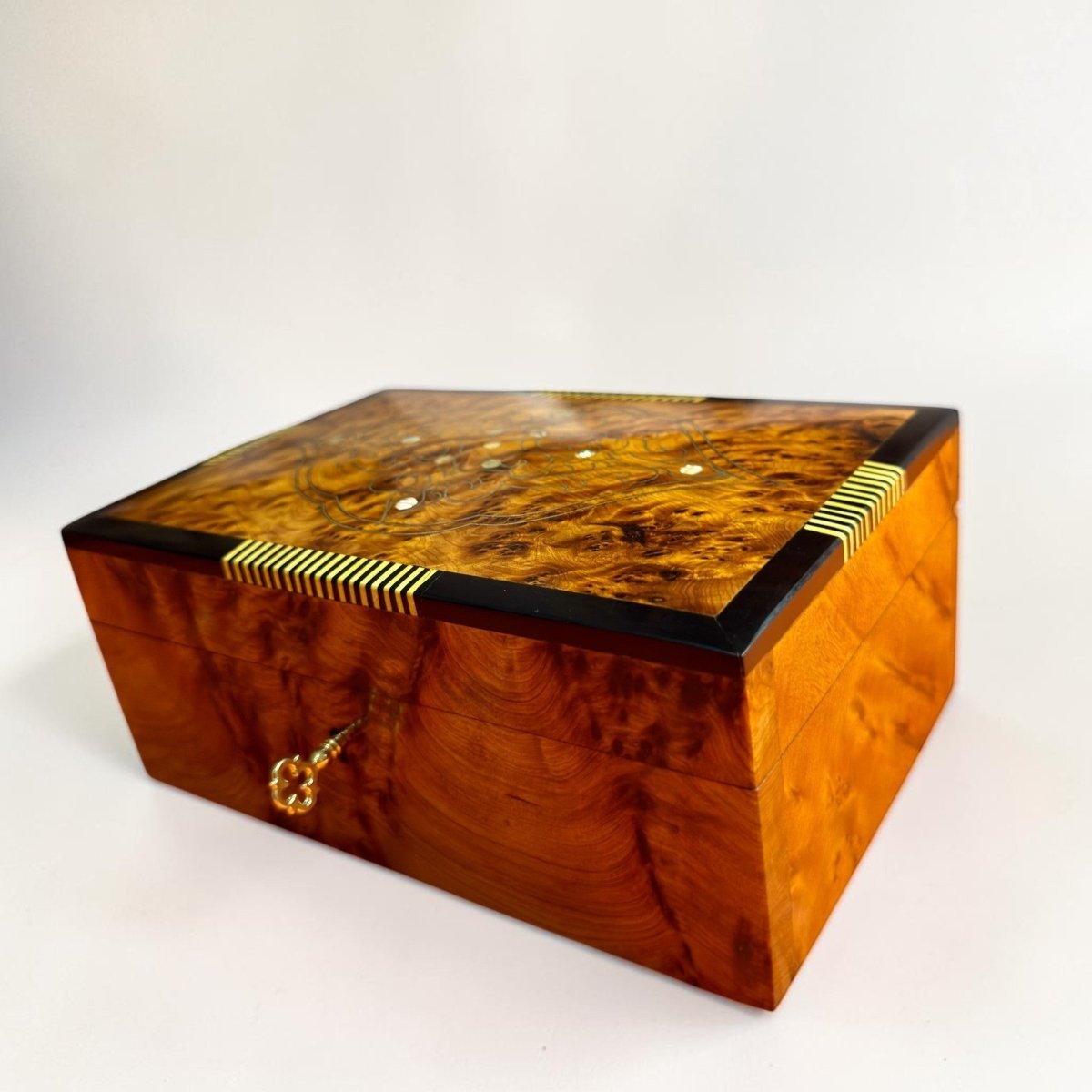 Moroccan lockable jewelry box with Thuya burl grain and inlaid lid detail