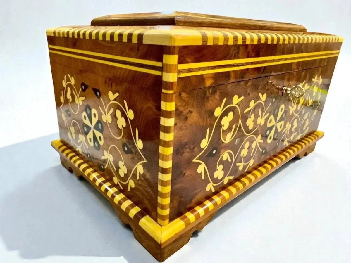 Premium Moroccan Thuya memory box with lock, key, and inlaid floral pattern