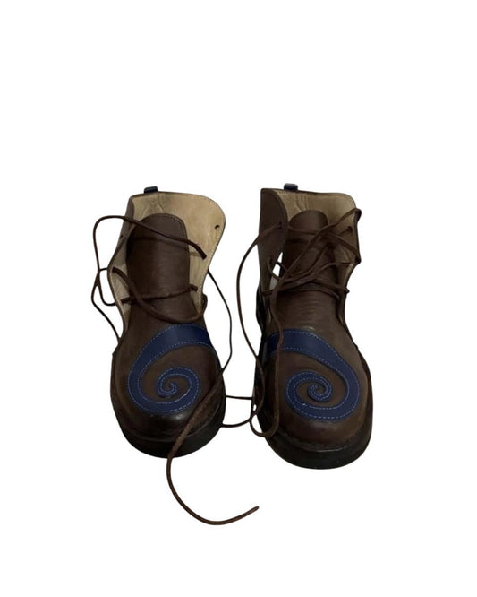 AtlasMuseCrafts brown leather medieval poulaines with blue swirl detail and pointed toe, lace-up closure.