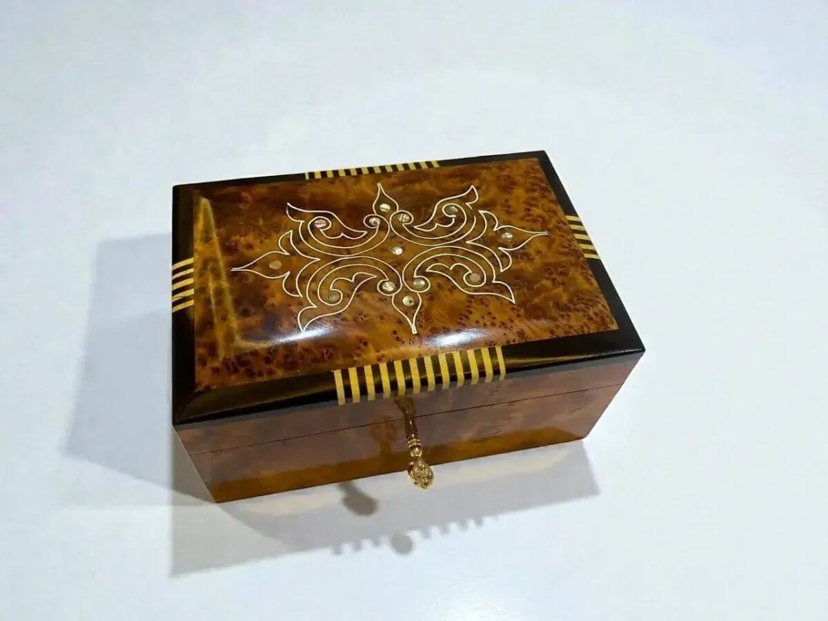 Handcrafted Wooden Jewelry Organizer – Moroccan Thuya Burl with intricate design and polished finish.