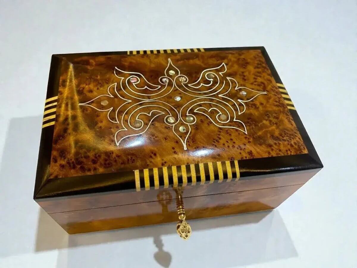 Wooden Jewelry Organizer – Moroccan Thuya Burl, handcrafted Thuya burl wood box with intricate engravings.