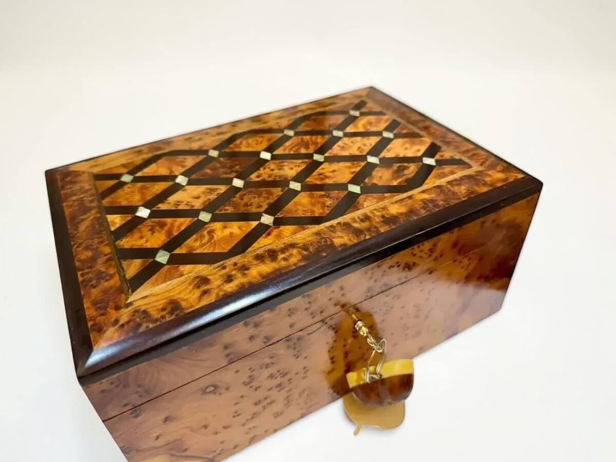 Moroccan Wooden Box – Handcrafted Thuya Jewelry & Keepsake Box made of Thuya burl wood with intricate inlay design.