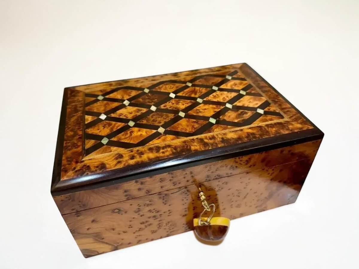Moroccan Wooden Box – Handcrafted Thuya Jewelry & Keepsake Box made from Thuya burl wood, featuring intricate geometric inlay.