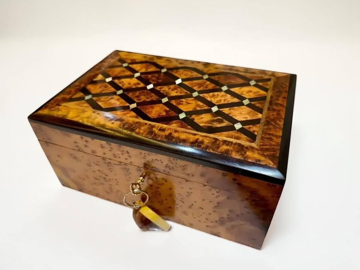 Moroccan Wooden Box – Handcrafted Thuya Jewelry & Keepsake Box with intricate geometric design in Thuya burl wood.