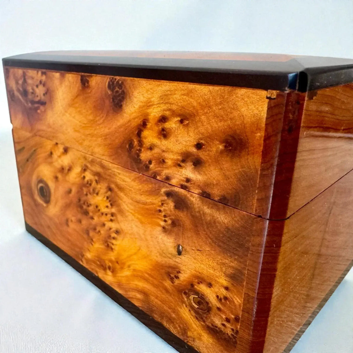 Moroccan Wooden Chest – Handmade Thuya Wood Keepsake Box with natural burl finish and lockable design.