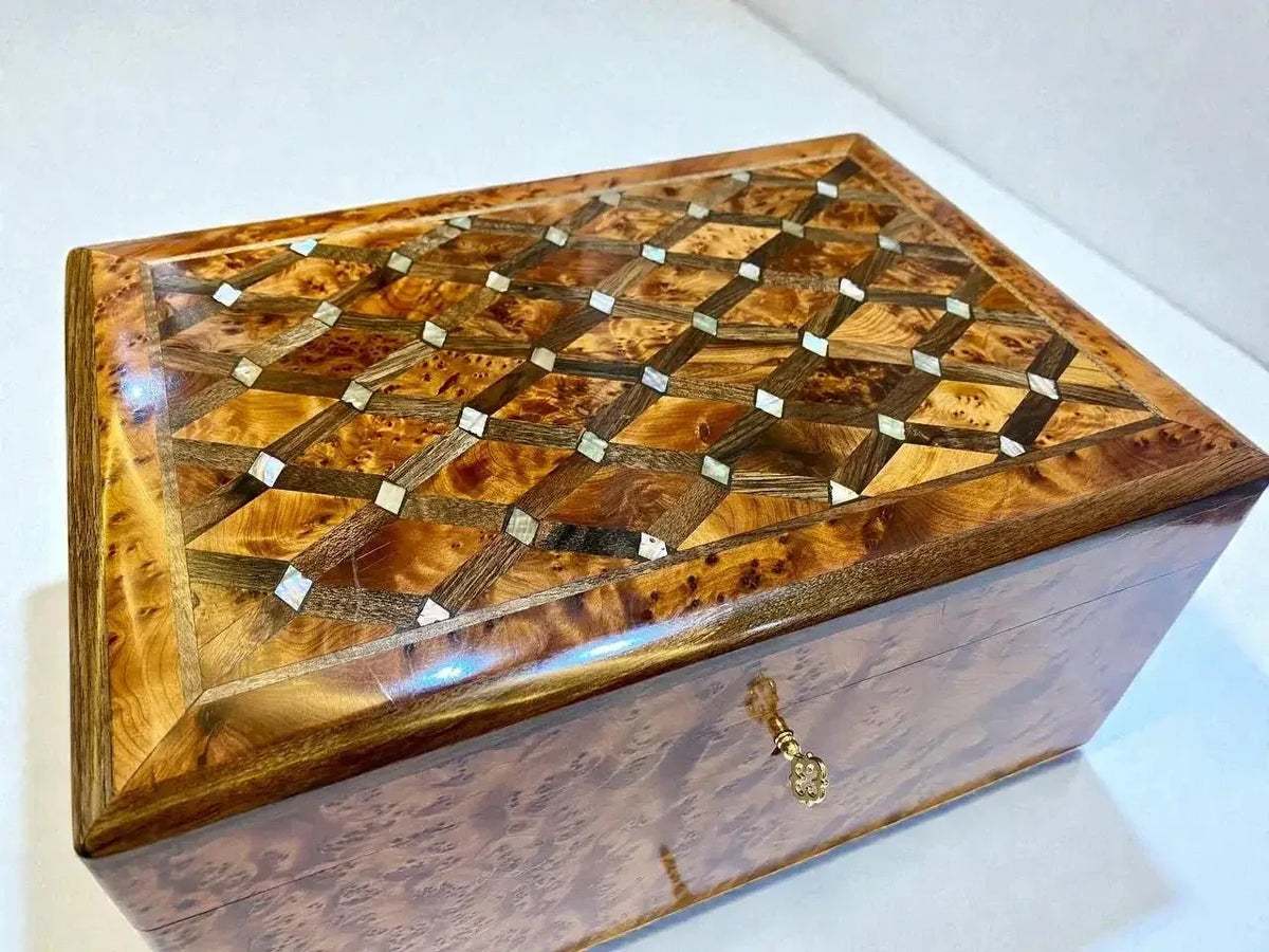 Large Wooden Box with Lid – Handmade Moroccan Thuya Storage Box featuring intricate inlaid designs and rich Thuya burl wood.