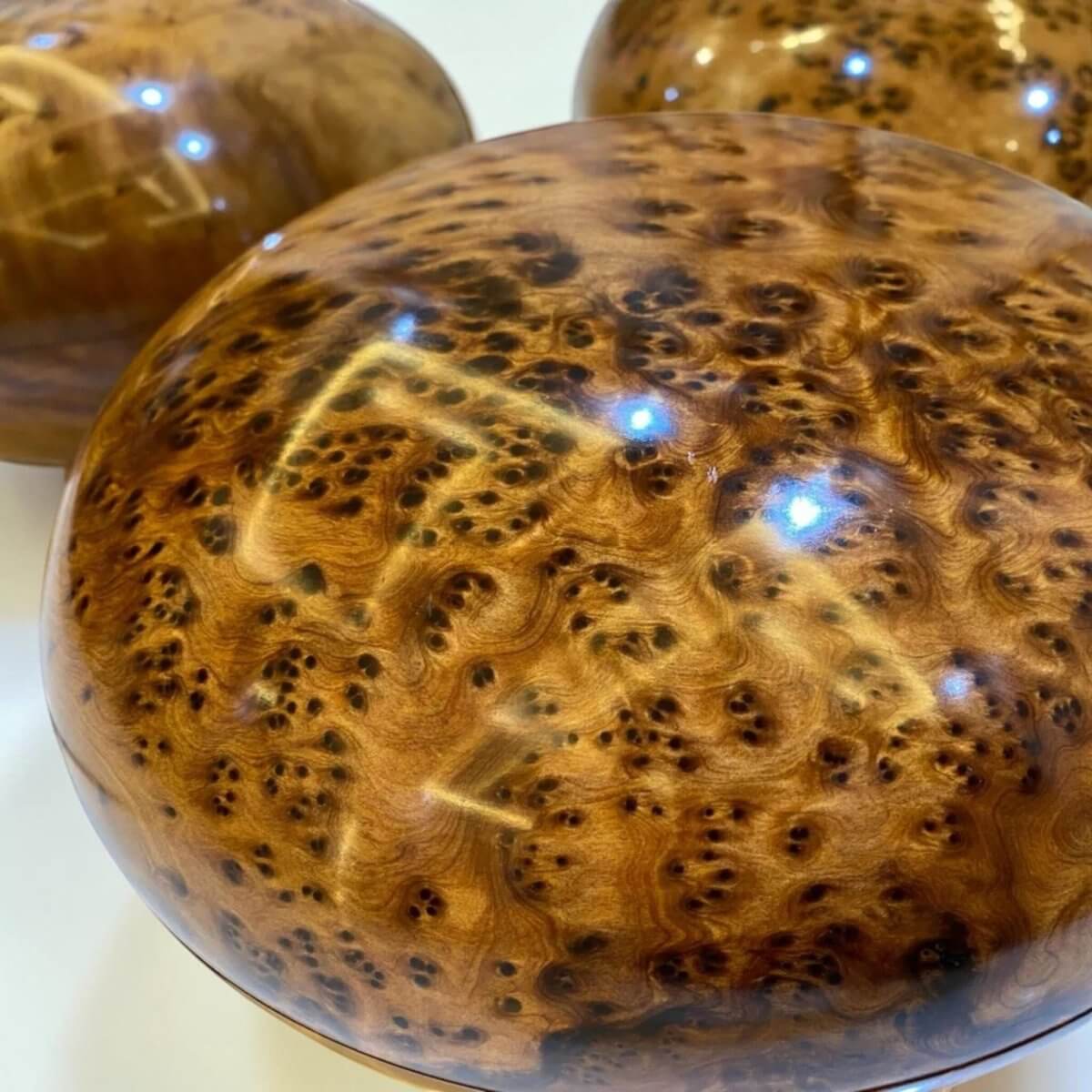 Round Jewelry Box Organizer – Handmade Moroccan Thuya Wood Box showcasing rich Thuya burl wood grain and smooth finish.