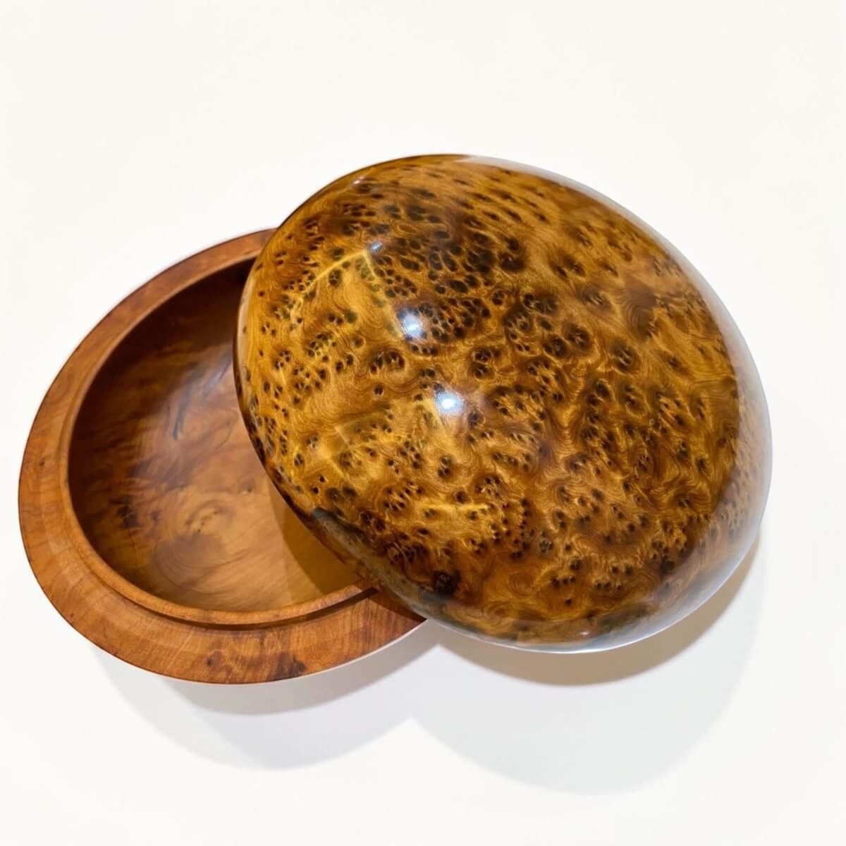 Round Jewelry Box Organizer – Handmade Moroccan Thuya Wood Box featuring a glossy Thuya burl wood top.