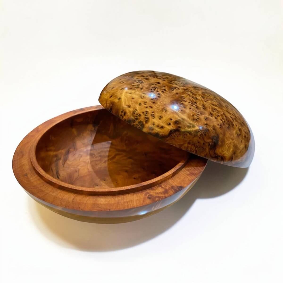 Round Jewelry Box Organizer – Handmade Moroccan Thuya Wood Box crafted from Thuya burl wood with a glossy finish.