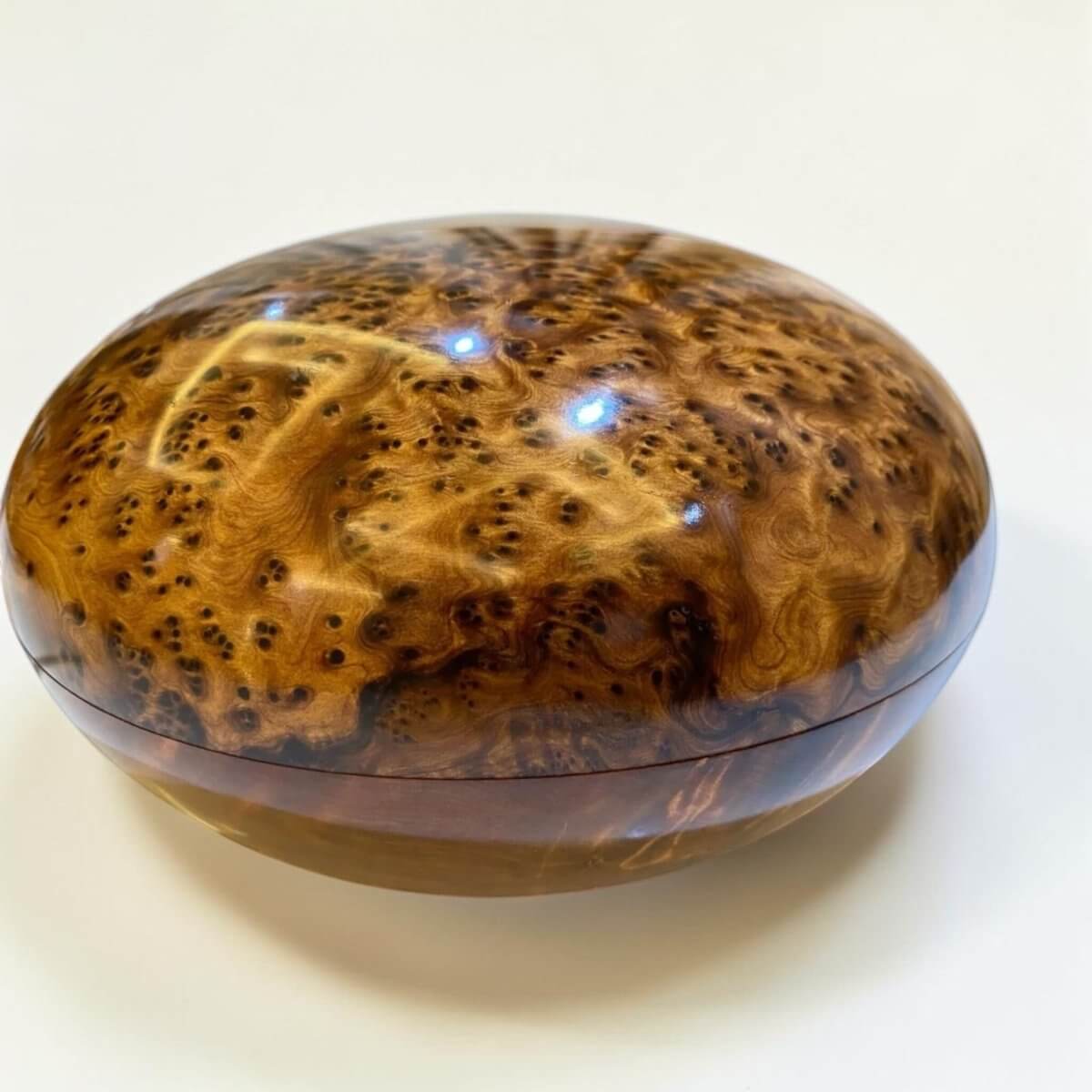 Round Jewelry Box Organizer – Handmade Moroccan Thuya Wood Box crafted from Thuya burl wood, elegant and polished design.