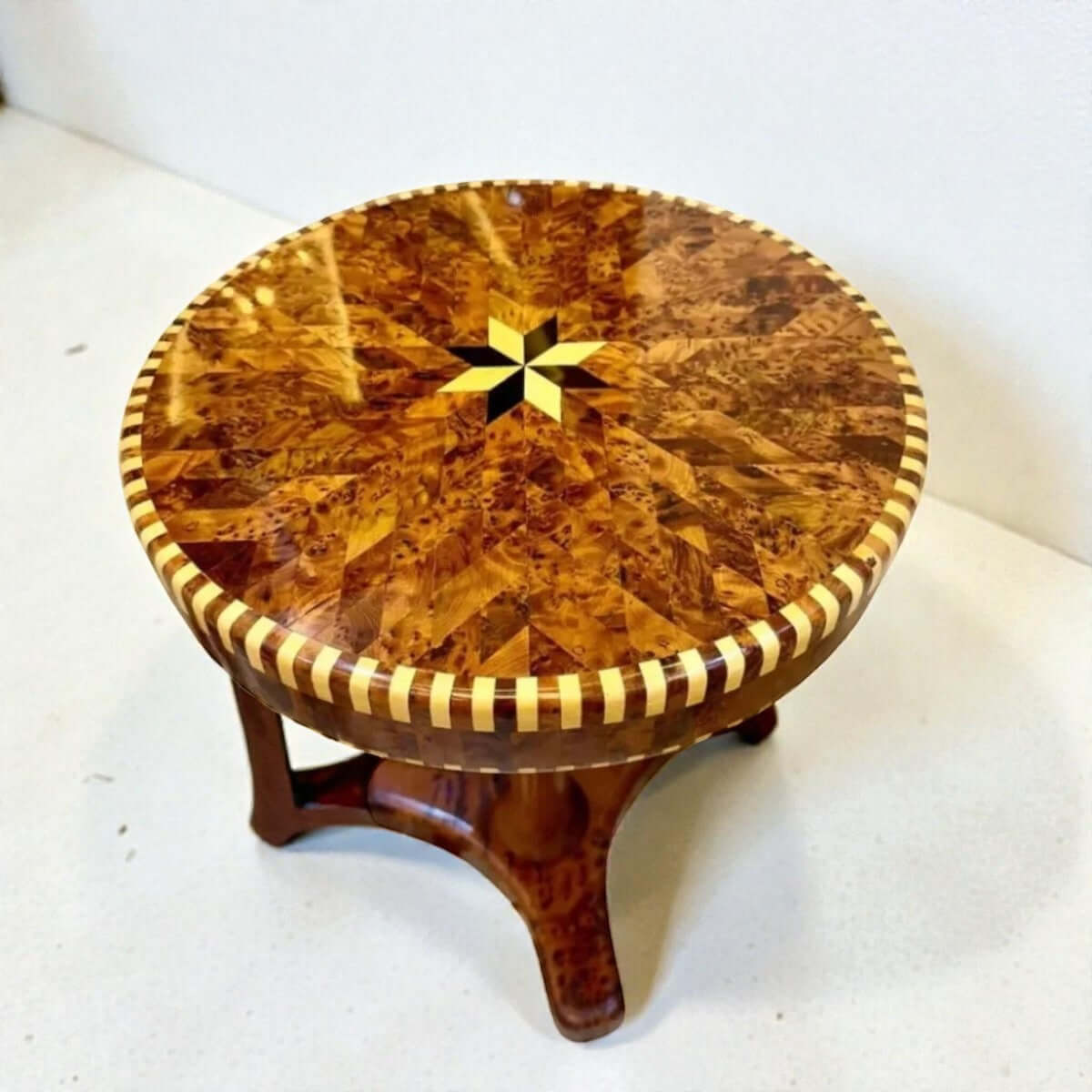 Round wood coffee table in Moroccan Thuya with starburst inlay