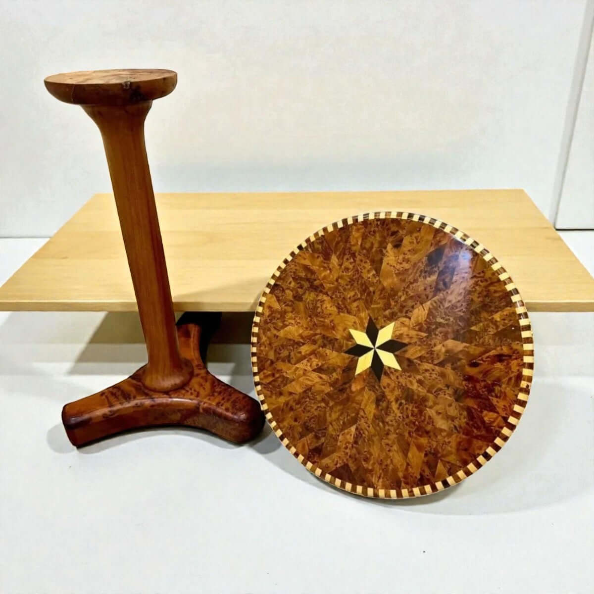 Round wood coffee table in Moroccan Thuya with star inlay border