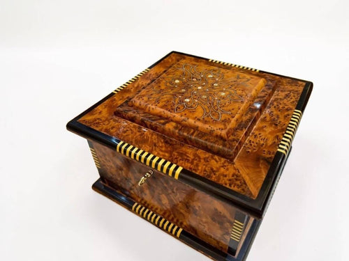Royal Wooden Jewelry Box – Luxury Moroccan Thuya Burl Box with intricate design and polished finish, handcrafted from Thuya burl wood.