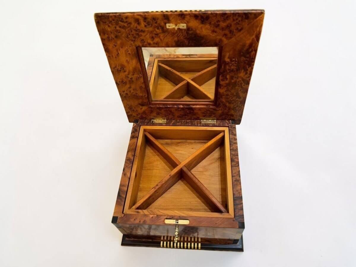 Royal Wooden Jewelry Box – Luxury Moroccan Thuya Burl Box with mirror and compartments for jewelry storage.
