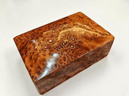 Small Thuya wood box with decorative inlay and brass lock for jewelry