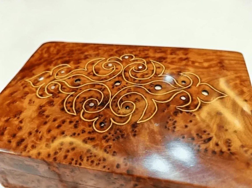 Small Thuya jewelry box with polished grain and inlaid lid design