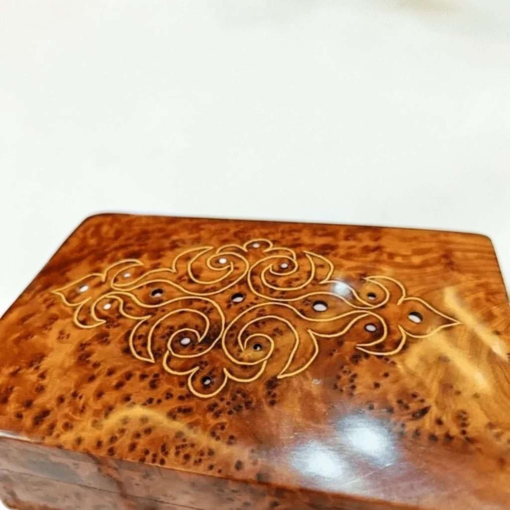 Small Thuya Wood Box – Decorative Burl Wood Keepsake & Jewelry Box with intricate design and polished finish.