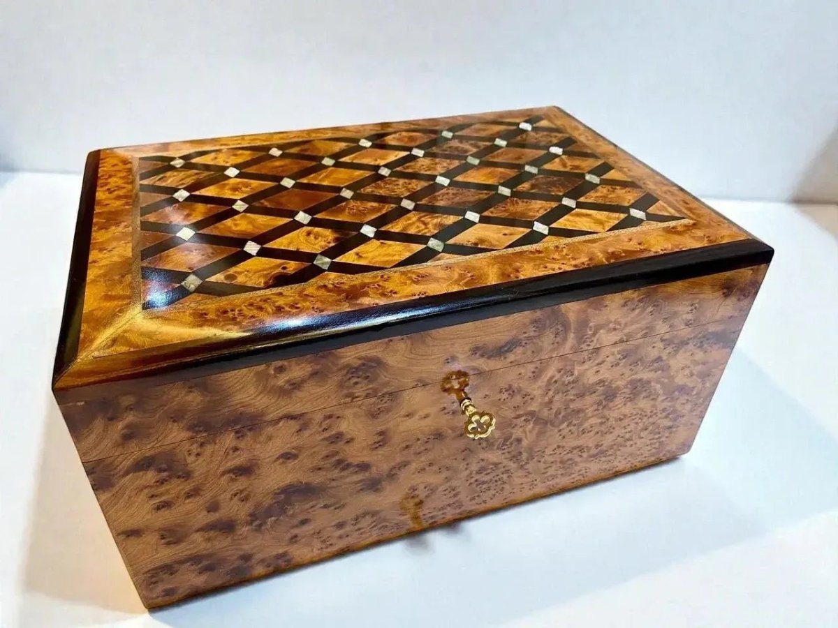 Handmade Moroccan Thuya jewelry organizer with lockable lid detail