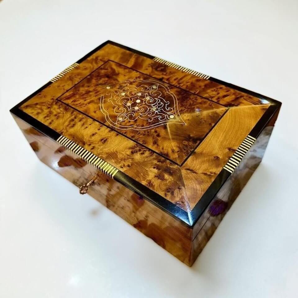Thuya Wood Jewelry Box with Lock – Moroccan Burl, handcrafted burl wood box with intricate design and brass accents.