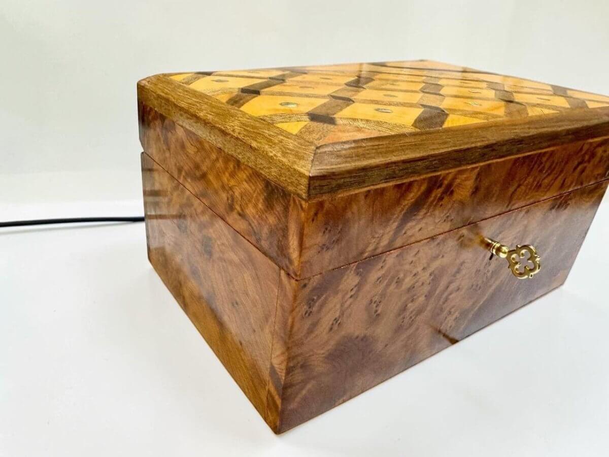 Thuya Wood Gift Box Organizer – Handmade Moroccan Keepsake Box with geometric design and lockable key.