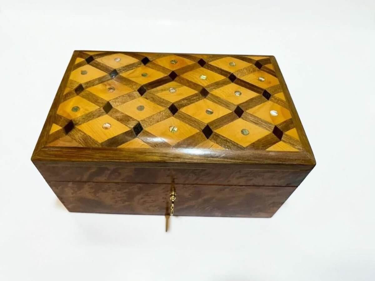 Thuya Wood Gift Box Organizer – Handmade Moroccan Keepsake Box with intricate geometric design and decorative inlays.