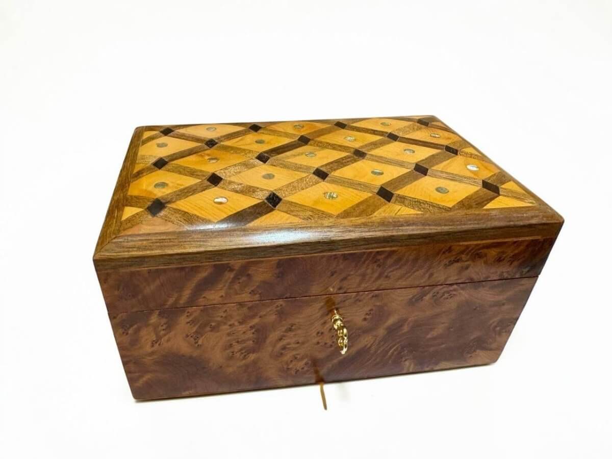 Thuya Wood Gift Box Organizer – Handmade Moroccan Keepsake Box with intricate geometric design and lockable feature.