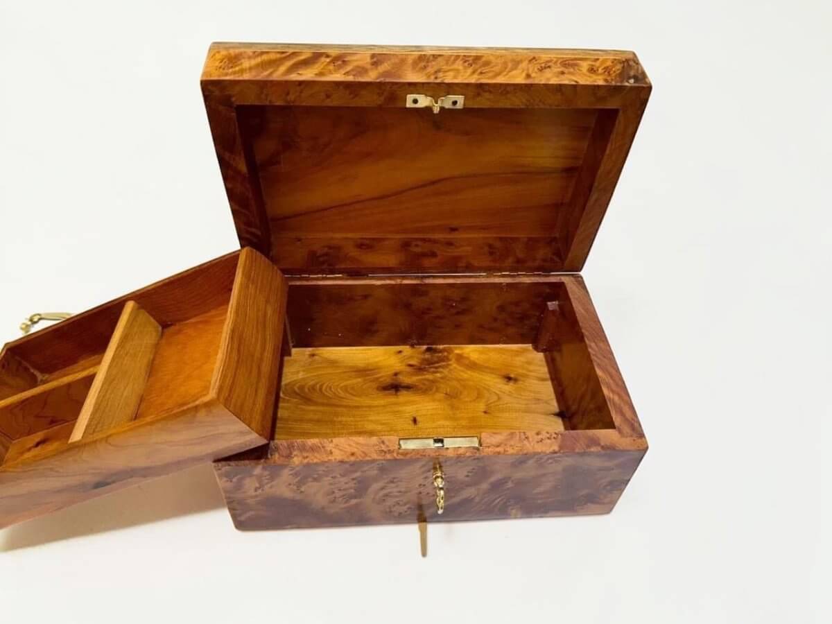 Thuya Wood Gift Box Organizer – Handmade Moroccan Keepsake Box with inner compartment and lock, crafted from Thuya burl wood.