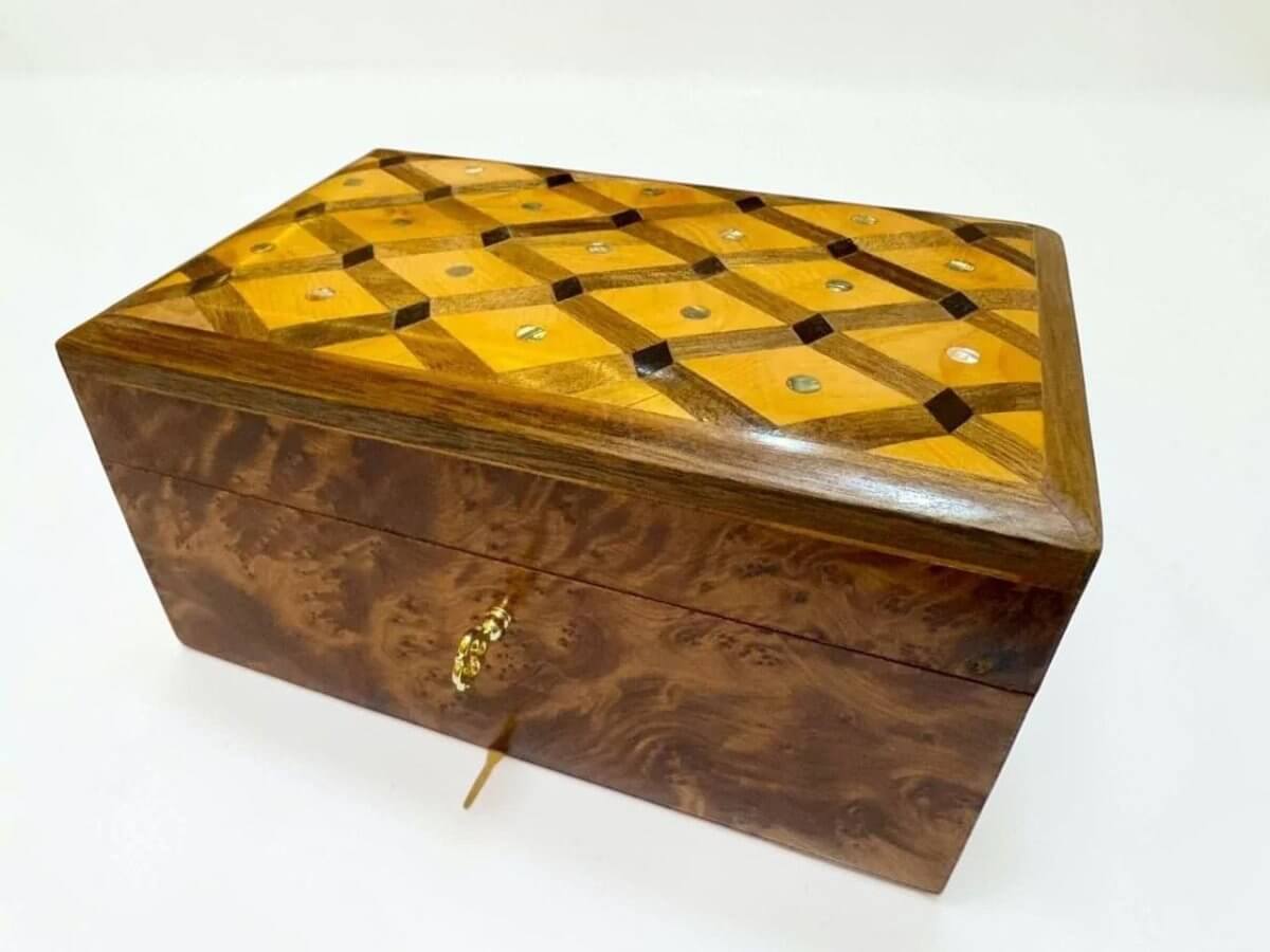 Thuya Wood Gift Box Organizer – Handmade Moroccan Keepsake Box featuring intricate designs and exquisite Thuya burl wood craftsmanship.