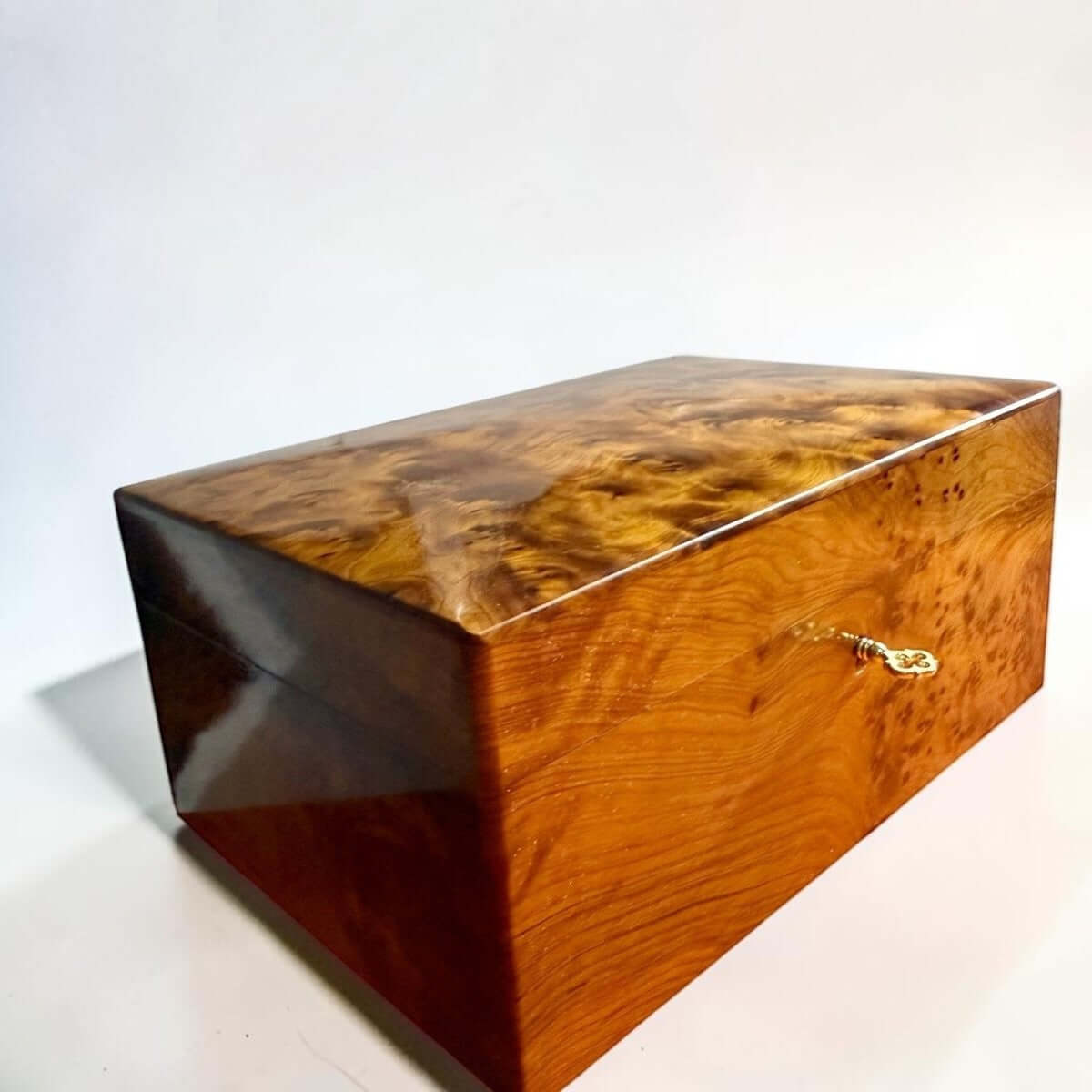 Wooden Box Holder with Key – Handmade Moroccan Thuya Storage Box crafted from Thuya burl wood, ideal for jewelry and keepsakes.
