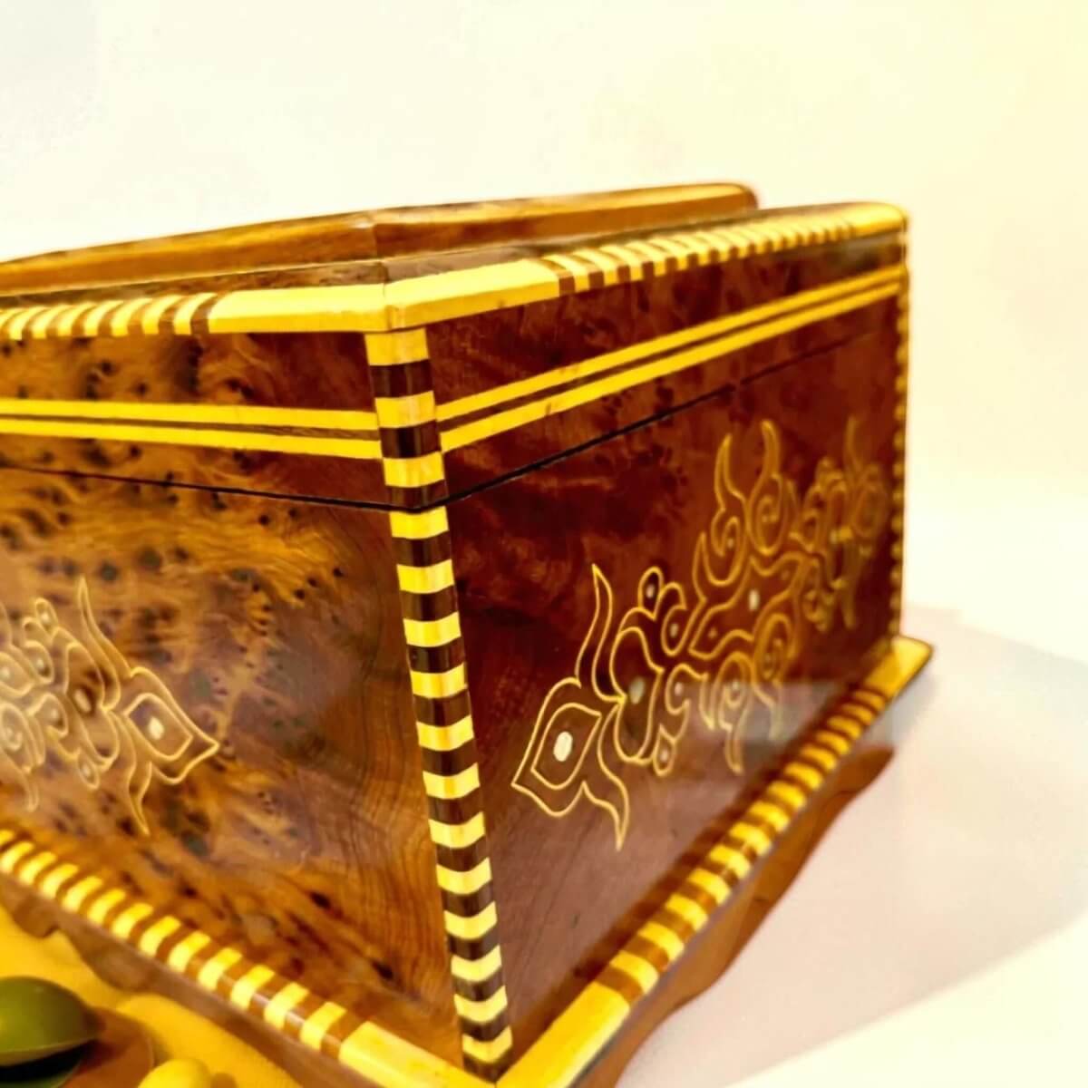 Wooden Jewelry Box with Mirror – Vintage Moroccan Thuya Box with Key, handcrafted with intricate designs in Thuya burl wood.