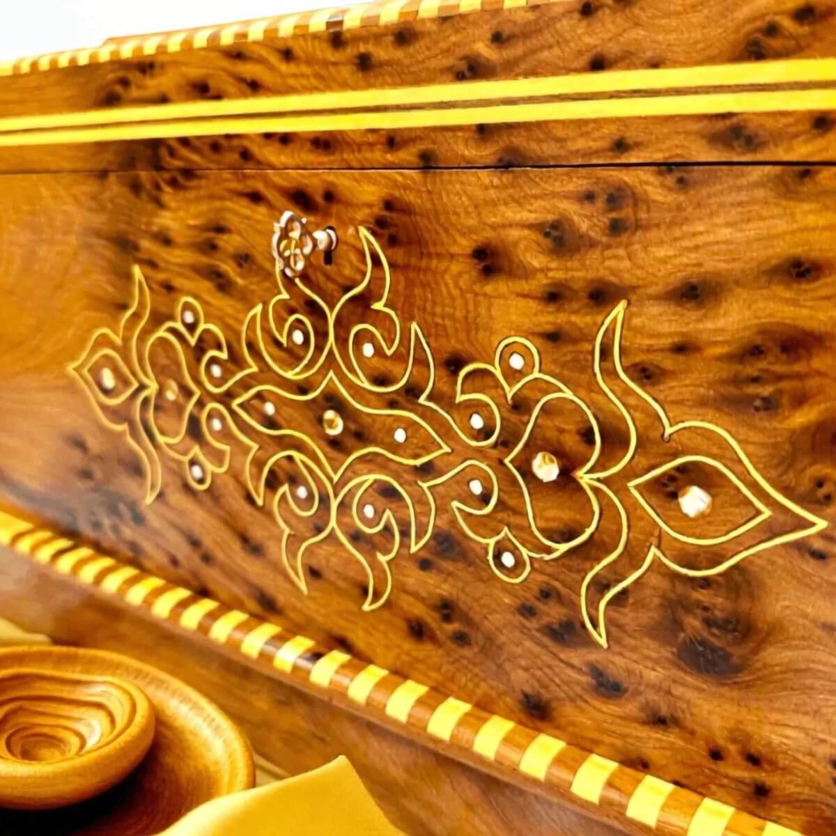 Close-up of intricate design on Wooden Jewelry Box with Mirror – Vintage Moroccan Thuya Box with Key, showcasing Thuya burl wood.