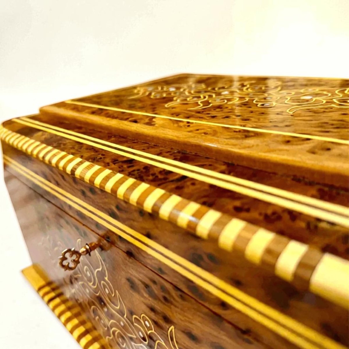Wooden Jewelry Box with Mirror – Vintage Moroccan Thuya Box with Key, showcasing intricate Thuya burl wood craftsmanship.