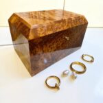 Moroccan jewellery Box burl thuya Box made of Thuya burl wood with jewelry items, showcasing traditional craftsmanship.